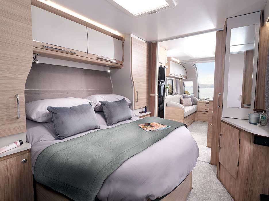 Bedroom & Lounge